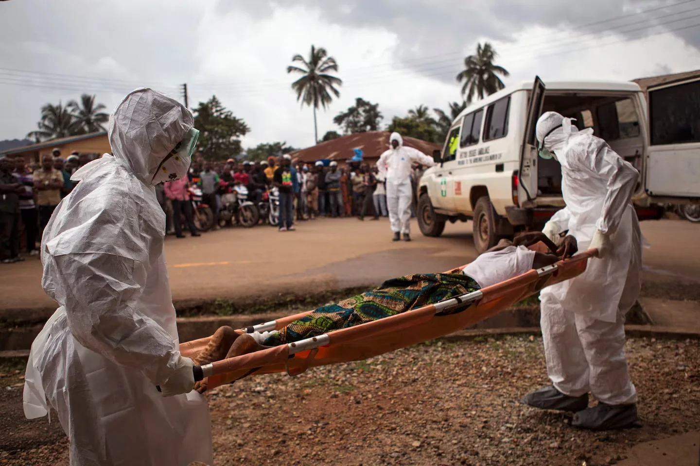 O que É o Ébola e por que o Novo Surto no Congo Está a Ser Difícil de Travar
