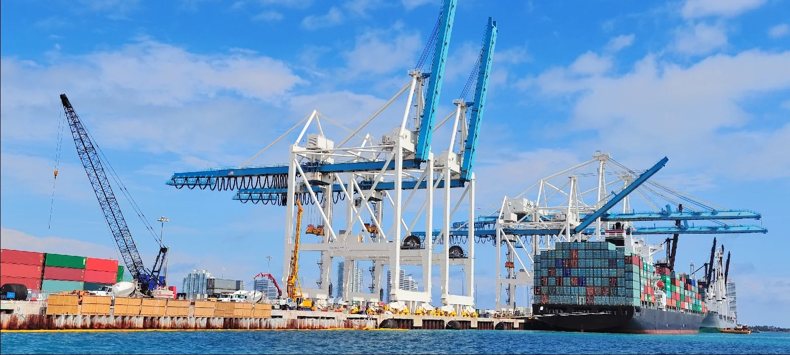 Porto de Maputo Investe em Novos Guindastes para Movimentar Mais Carga