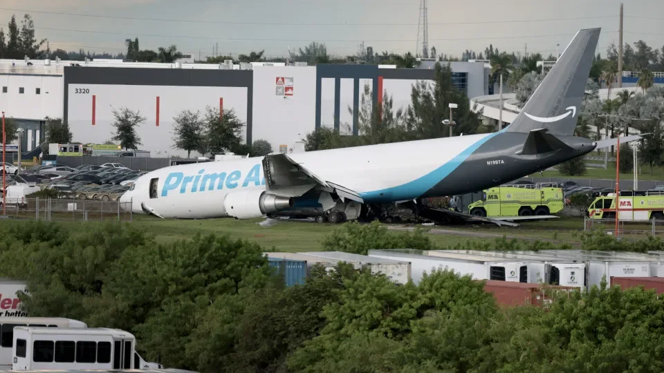 Avião da Amazon Sai da Pista em Miami e Deixa Pelo Menos Cinco Mortos