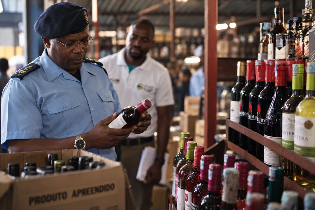 Maputo: Autoridades Apreendem 17 Mil Bebidas Suspeitas de Uso de Álcool Proibido
