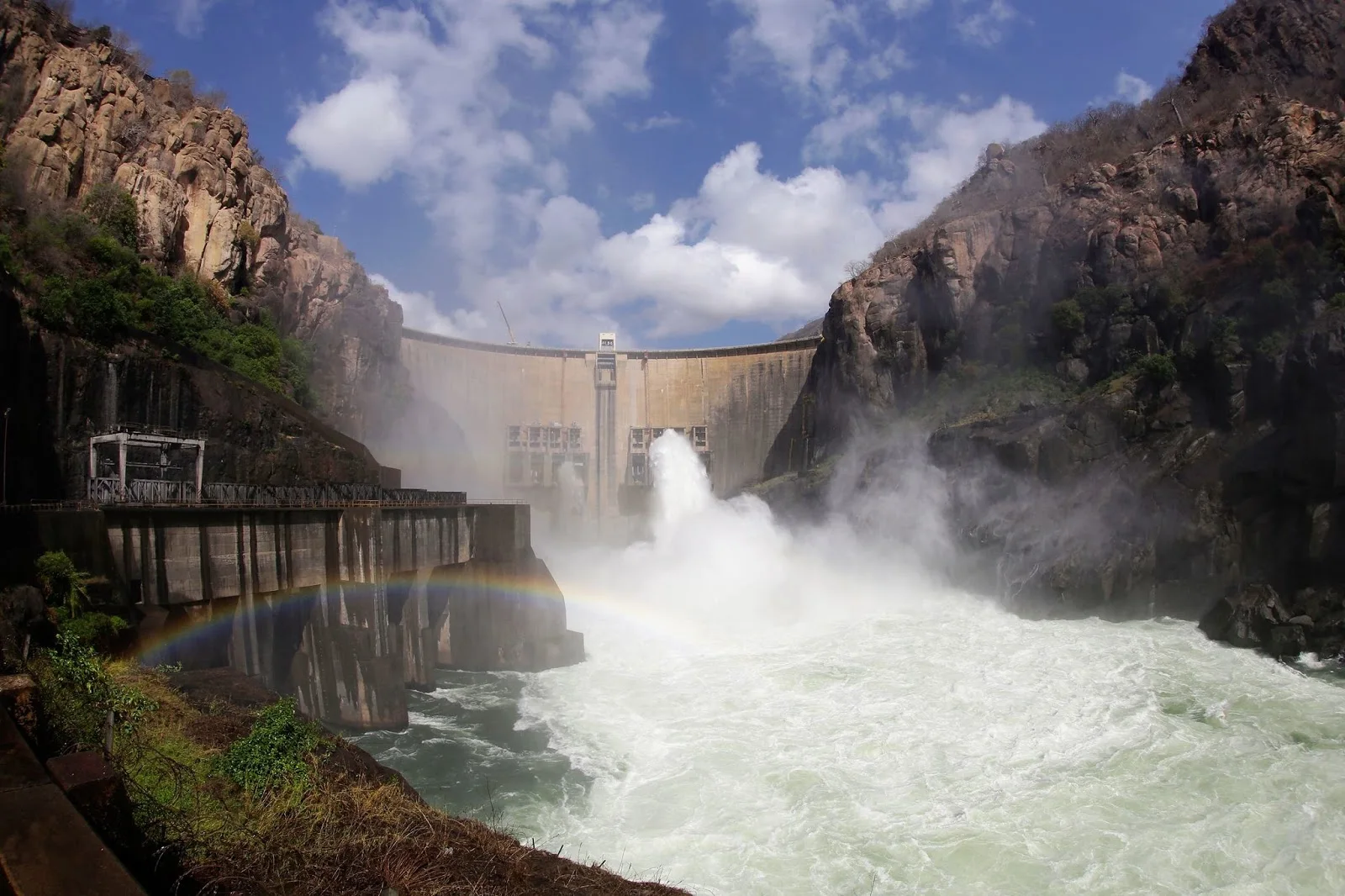HCB Abre Descarregador para Garantir Caudal do Rio Zambeze