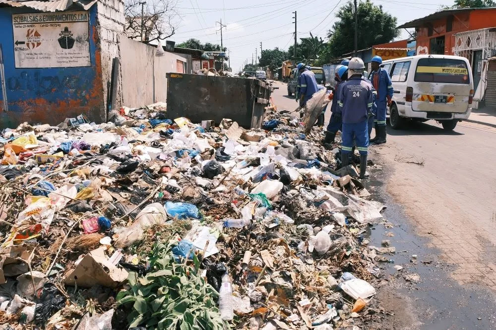 Município de Maputo Admite Falhas na Recolha de Lixo