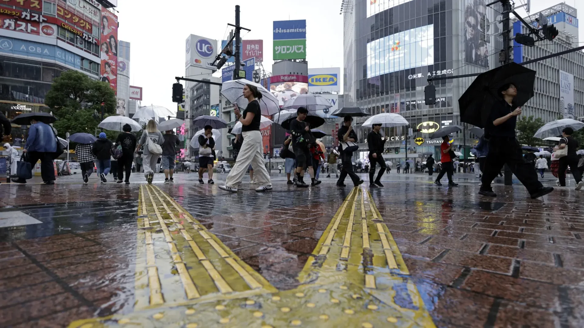Japan: Typhoon Dujuan Approaches With Heavy Rain and Strong Winds