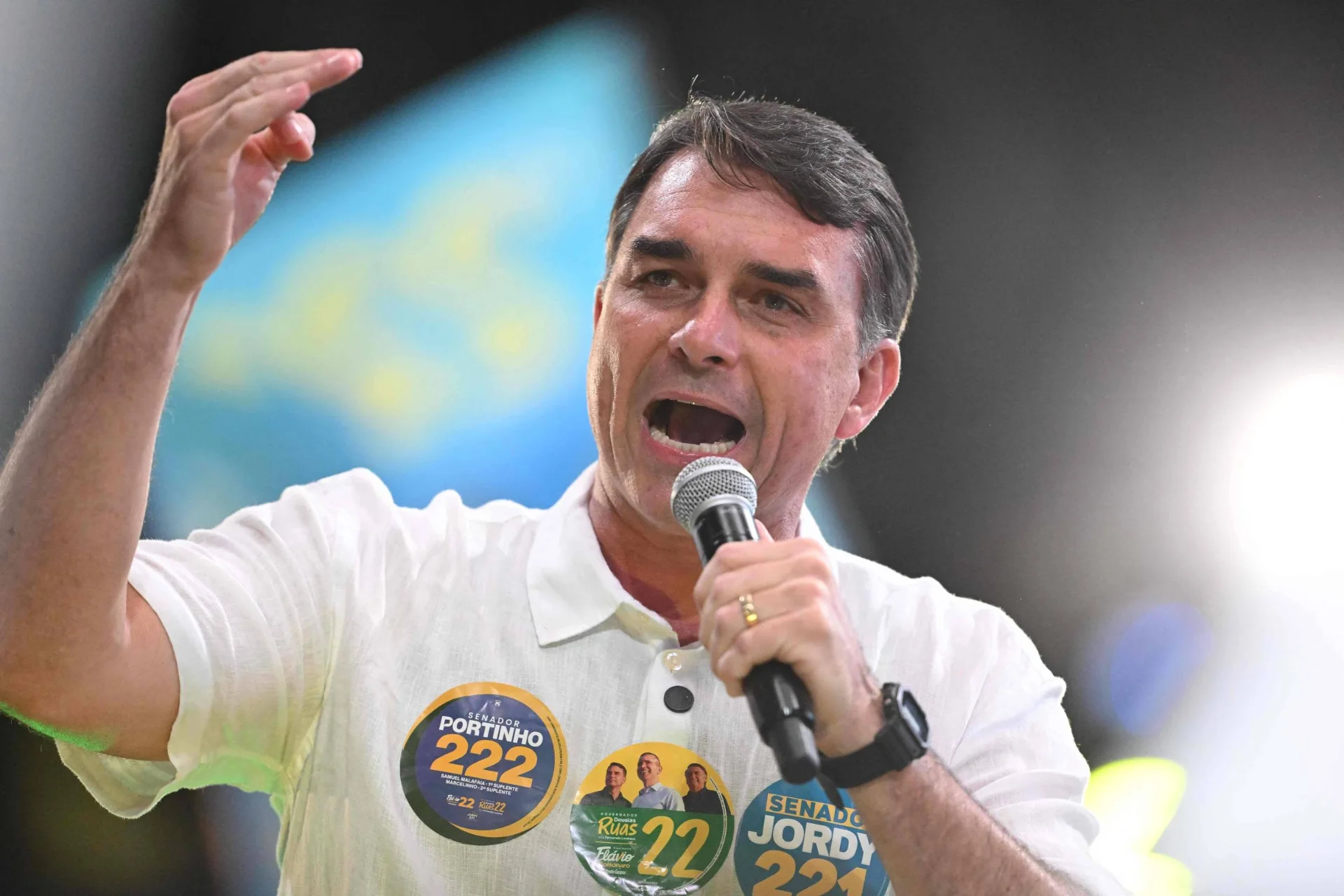 Eleições no Brasil: Flávio Bolsonaro Vence Primeira Volta e Enfrenta Lula na Segunda